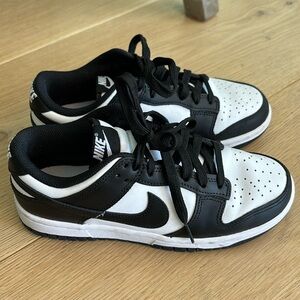 Women Nike Dunk Low “Pandas”